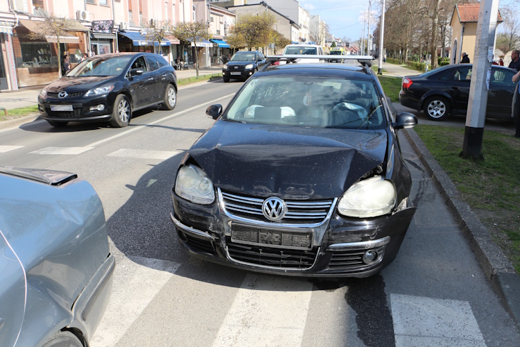 Pijan izazvao sudar u Velikoj Gorici: S 2,61 promila udario u auto na semaforu 5