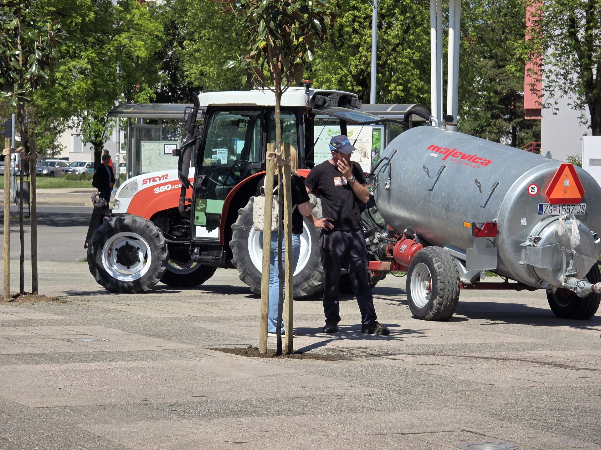 Velika akcija ozelenjavanja Velike Gorice: Nove magnolije krase Trg Stjepana Radića 2