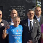 Povodom obljetnice VRO Oluja, poznati ultramaratonac stigao je do spomenika Golubica, odakle nastavlja završnu etapu prema Petrinji uz snažnu poruku građanima. 1