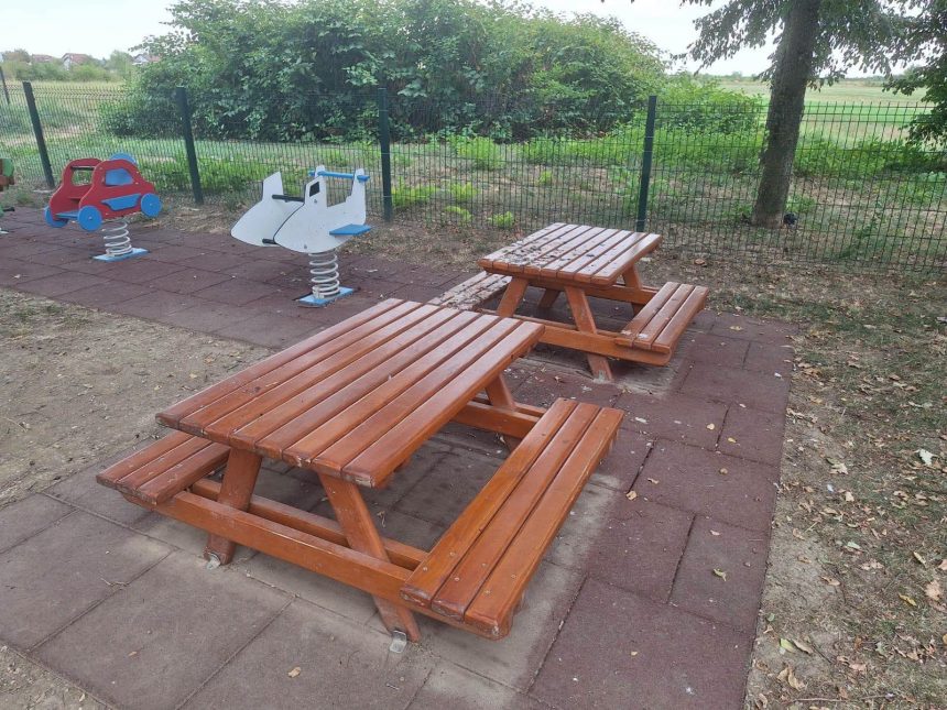 Ukradeni stol i klupice vraćeni u park Dječjeg vrtića Lojtrica 1