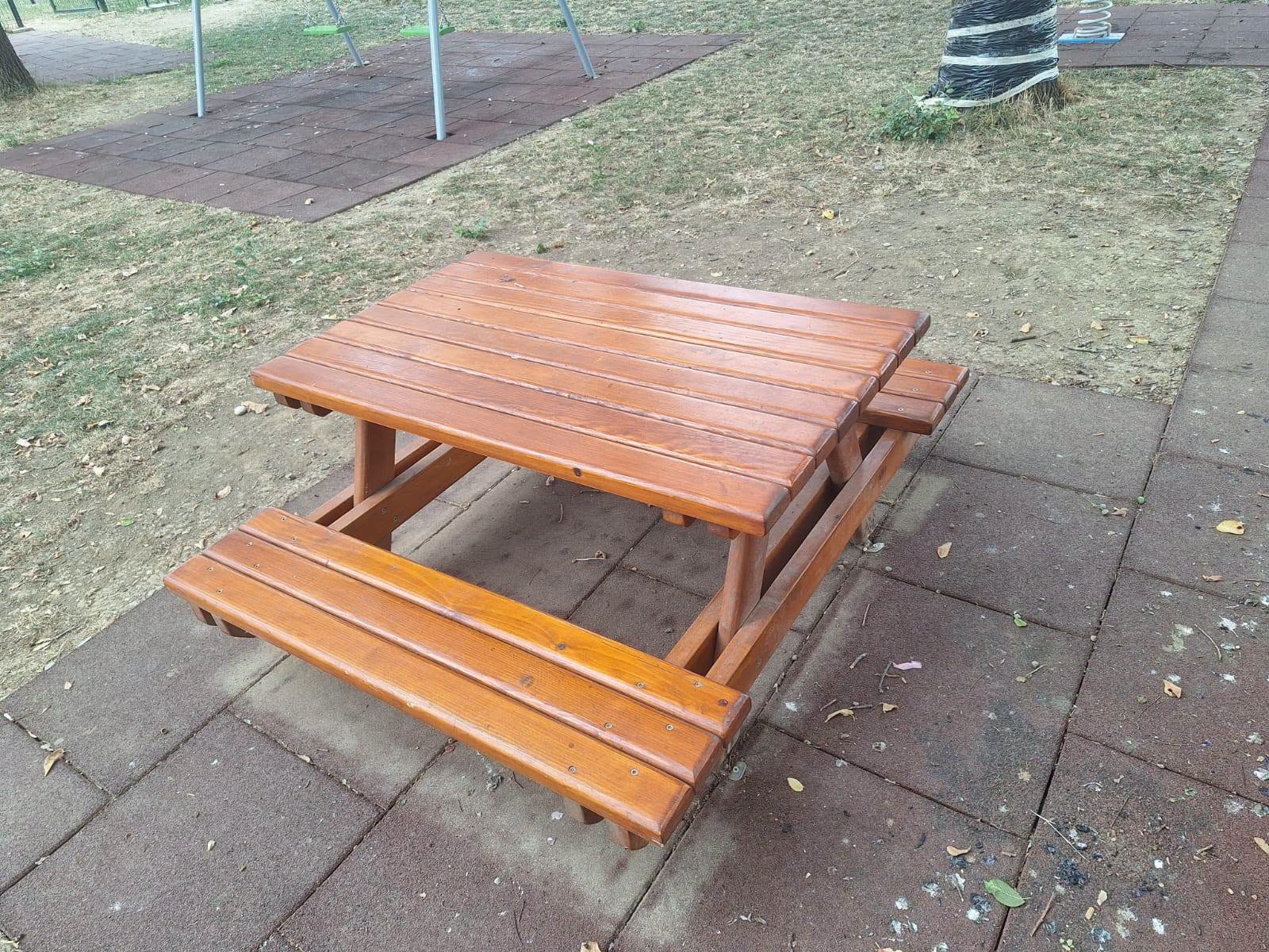 Ukradeni stol i klupice vraćeni u park Dječjeg vrtića Lojtrica 2