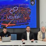 Tri muškarca sjede za konferencijskim stolom ispred ekrana s natpisom Velika Gorica Business Forum.