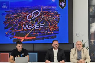 Tri muškarca sjede za konferencijskim stolom ispred ekrana s natpisom Velika Gorica Business Forum.