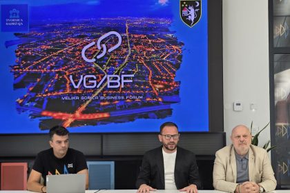 Tri muškarca sjede za konferencijskim stolom ispred ekrana s natpisom Velika Gorica Business Forum.