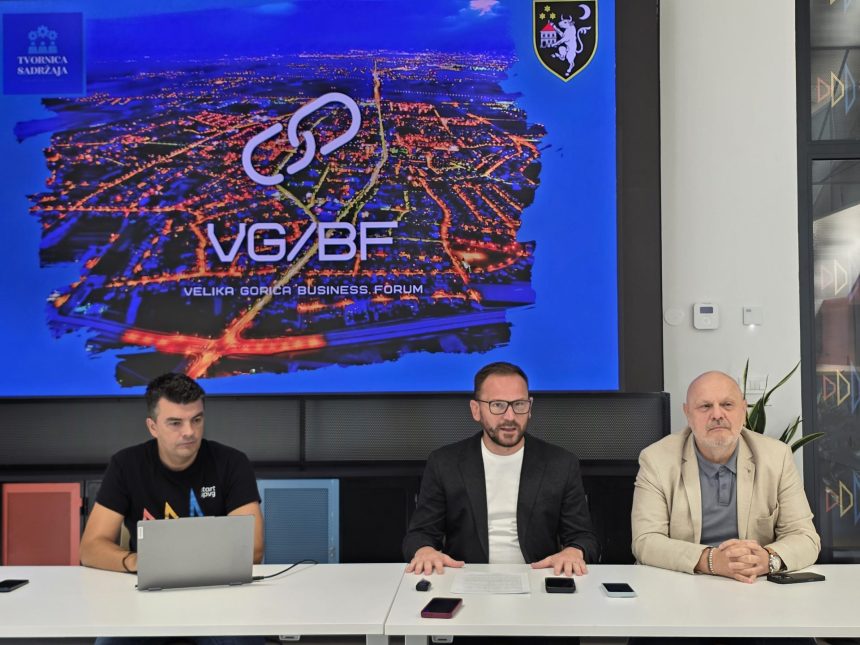 Tri muškarca sjede za konferencijskim stolom ispred ekrana s natpisom Velika Gorica Business Forum.