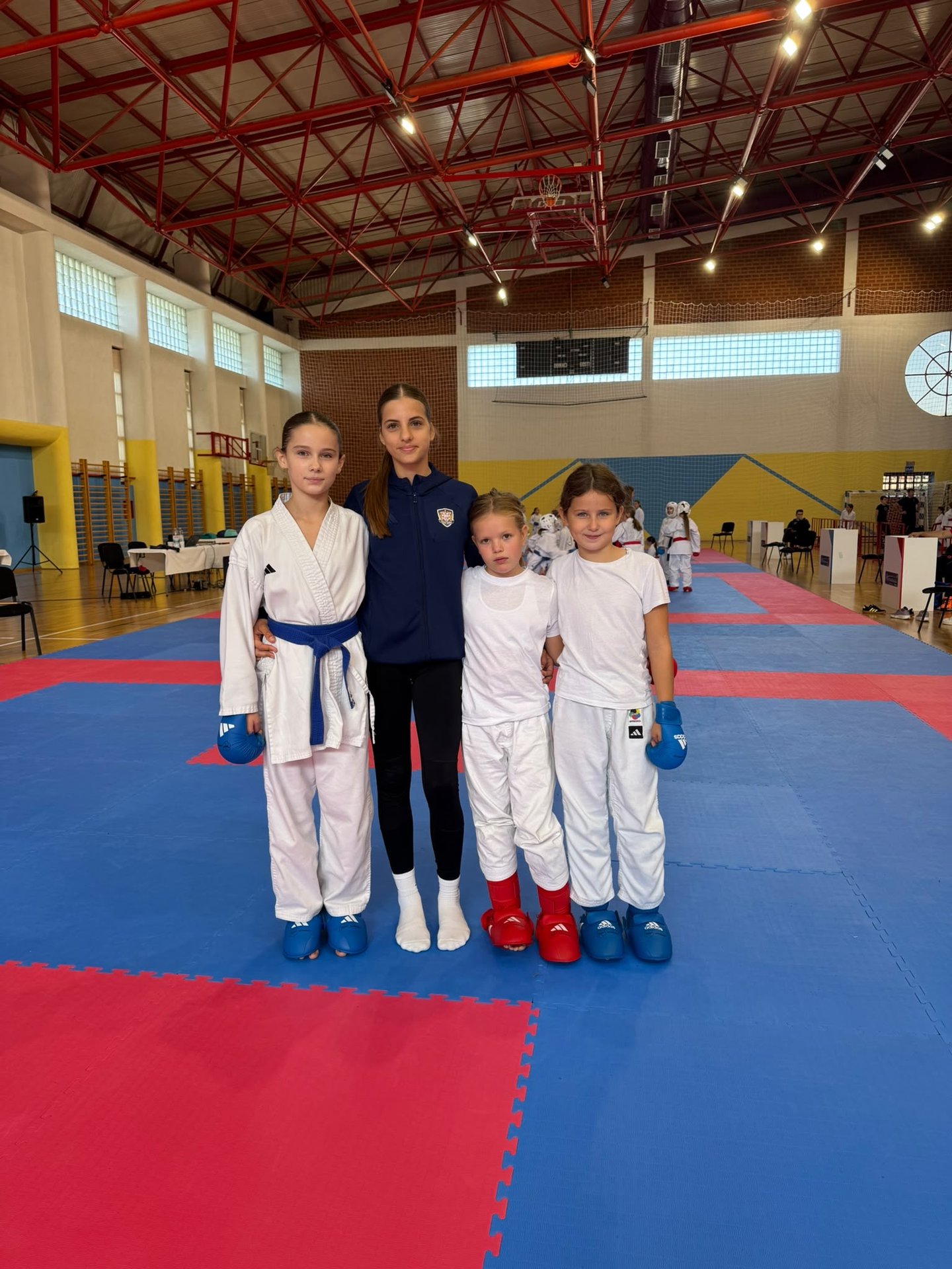 Četiri natjecateljice na karate borilištu u sportskoj dvorani