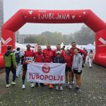 Članovi AK Turopolje s klupskom zastavom ispod luka Ljubljana.