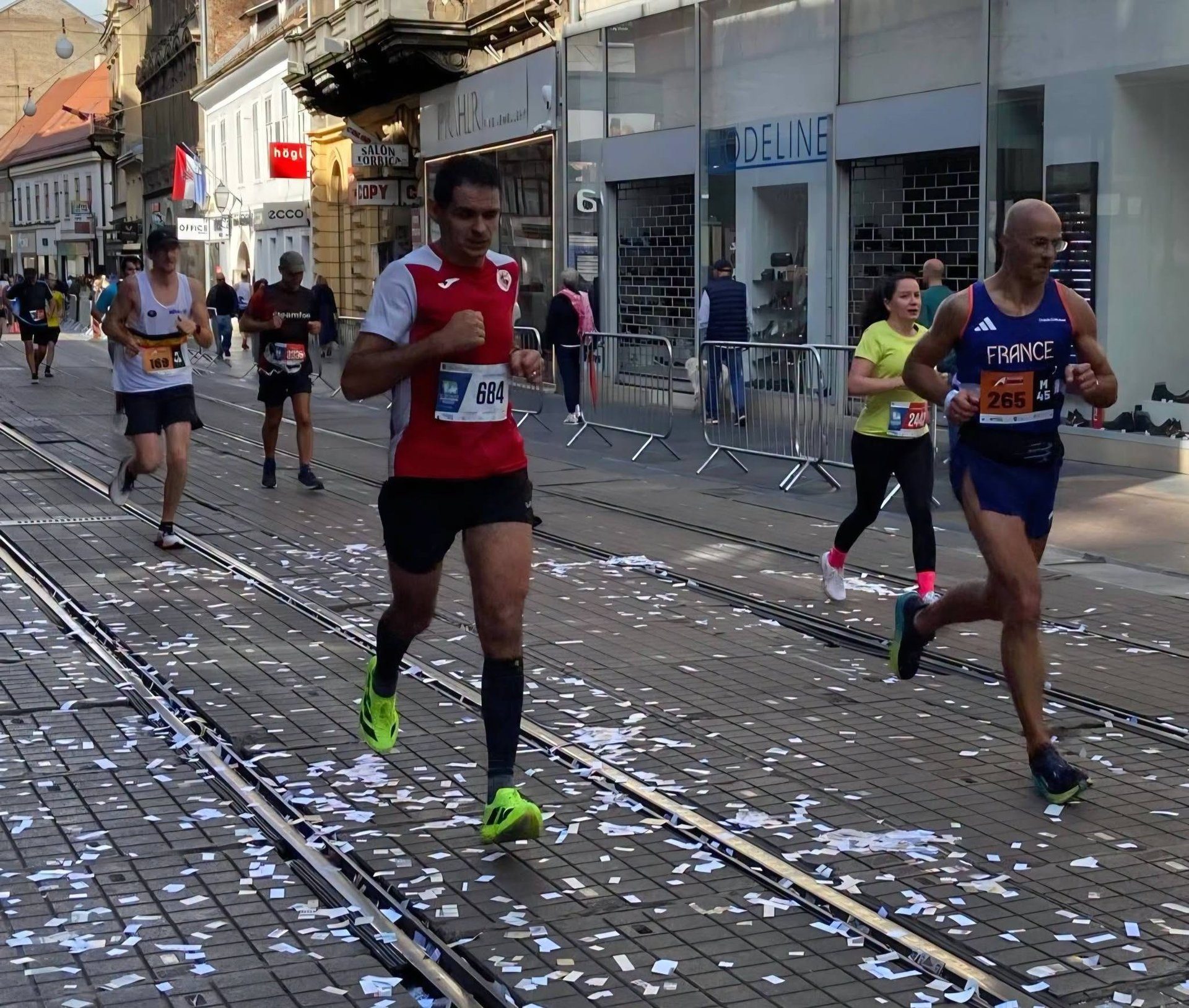 Trkači prolaze gradskom dionicom Zagrebačkog maratona.