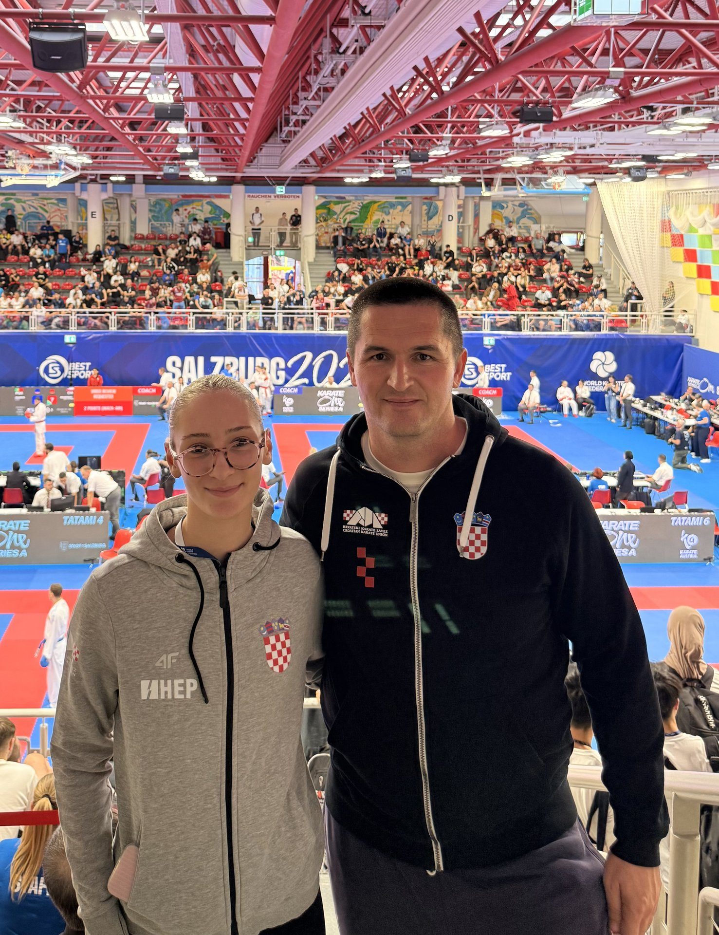 Dvoje sudionika u sportskoj dvorani na turniru Karate Series A u Salzburgu